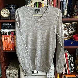 Wool V-neck sweater grey sized S